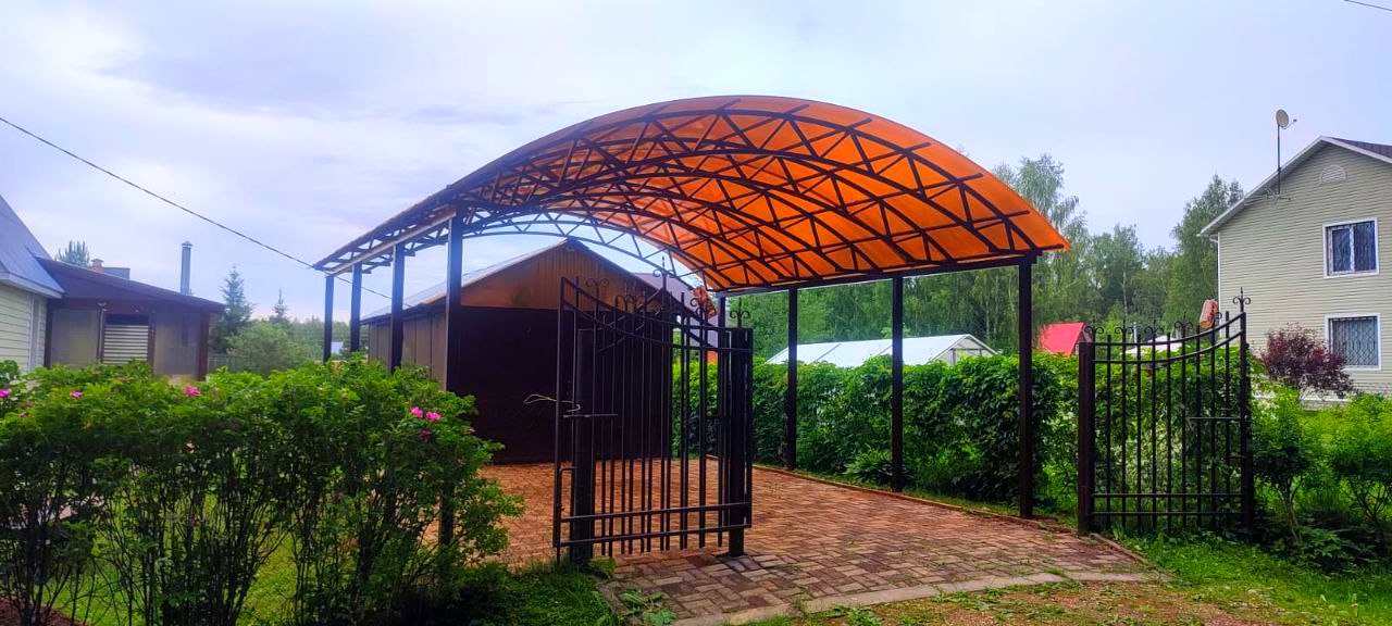Арочный автонавес с поликарбонатом для дачи Закрытый навес с односкатной крышей из поликарбоната