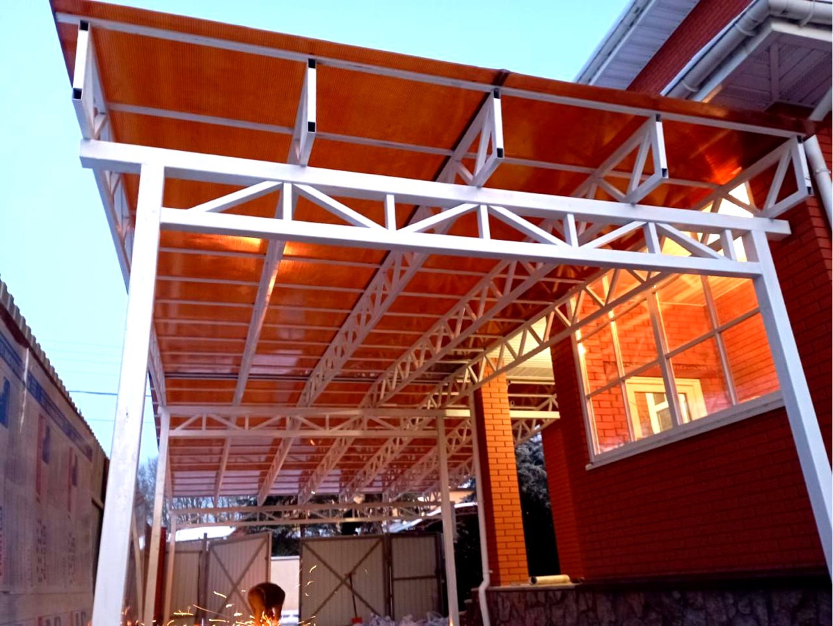 Навес для двора загородного дома Закрытый навес с односкатной крышей из поликарбоната